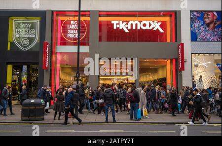 Das Einkaufszentrum TK Maxx befindet sich an der Oxford Street in London, wo viele Menschen einkaufen gehen. Stockfoto