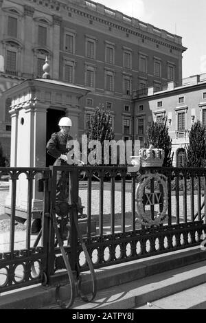 Wachposten am Stockholmer Schloss alias das königliche Schloss auf der Insel Stadsholmen, Stockholm, Schweden, 1969. Wachposten auf dem Stockholmer Schloss, auch Königsschloss auf Stadsholmen Island, Stockholm, Schweden, 1969 genannt. Stockfoto