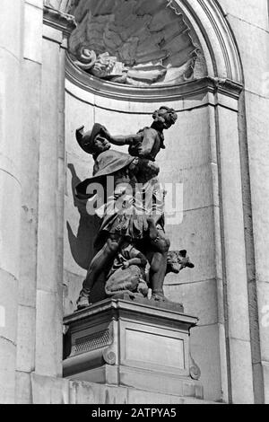 Statuen Allegorie am Stockholmer Schloss, Insel Stadsholmen, Stockholm, Schweden, 1969. Statuen Allegorie im Stockholmer Palast, Stadsholmen Insel, Stockholm, Schweden, 1969. Stockfoto