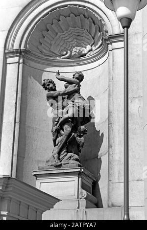 Statuen Allegorie am Stockholmer Schloss, Insel Stadsholmen, Stockholm, Schweden, 1969. Statuen Allegorie im Stockholmer Palast, Stadsholmen Insel, Stockholm, Schweden, 1969. Stockfoto