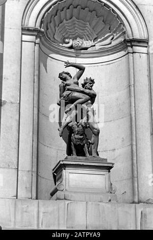 Statuen Allegorie am Stockholmer Schloss, Insel Stadsholmen, Stockholm, Schweden, 1969. Statuen Allegorie im Stockholmer Palast, Stadsholmen Insel, Stockholm, Schweden, 1969. Stockfoto