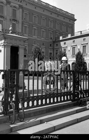 Wachposten patrouilliert am Stockholmer Schloss alias das königliche Schloss auf der Insel Stadsholmen, Stockholm, Schweden, 1969. Sentry patrouilliert auf dem Stockholmer Schloss auch als Königliches Schloss auf Stadsholmen Island, Stockholm, Schweden, 1969. Stockfoto