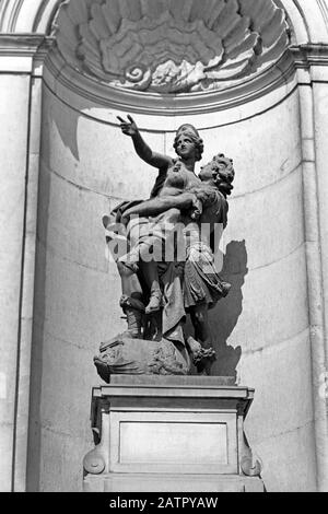 Statuen Allegorie am Stockholmer Schloss, Insel Stadsholmen, Stockholm, Schweden, 1969. Statuen Allegorie im Stockholmer Palast, Stadsholmen Insel, Stockholm, Schweden, 1969. Stockfoto