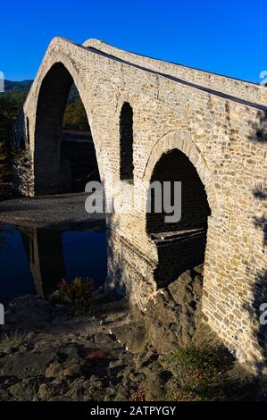 Blick auf die traditionelle Steinbrücke von Aziz Aga bei Grevena im Nordwesten Griechenlands Stockfoto