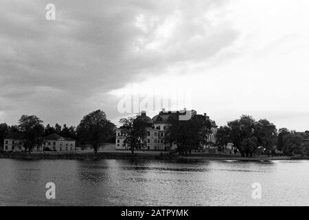 Blick auf Schloss Drottningholm auf der Königinneninsel Lovön, bei Stockholm, Schweden, 1969. Blick auf den Drottningholm-Palast auf der Königininsel Lovoen, in der Nähe von Stockholm, Schweden, 1969. Stockfoto