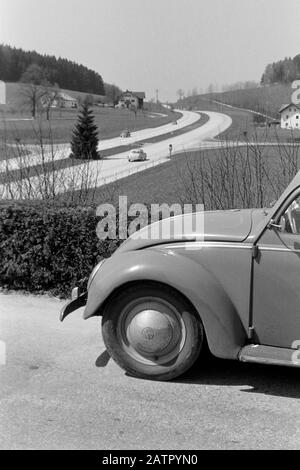 Autobahn A8 im Abschnitt zwischen Traunstein und Ruhpolding, 1957. Deutsche Autobahn A8 im Abschnitt zwischen Traunstein und Ruhpolding, 1957. Stockfoto