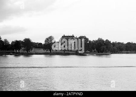 Blick auf Schloss Drottningholm auf der Königinneninsel Lovön, bei Stockholm, Schweden, 1969. Blick auf den Drottningholm-Palast auf der Königininsel Lovoen, in der Nähe von Stockholm, Schweden, 1969. Stockfoto