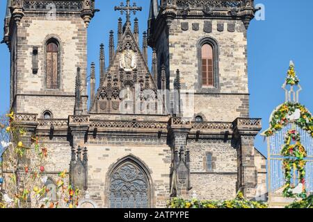 Liebfrauenkirche vor Tyn in Prag mit Osterdekorationen, Altstadtplatz, Prag, Tschechien Stockfoto