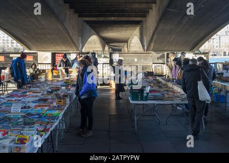 Buchverkaufmesse am Südufer der Themse unter der Waterloo Bridge. London. Stockfoto