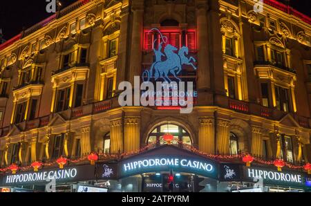 Das Hippodrome Casino am Leicester Square in London ist nachts mit weißen und roten Lichtern beleuchtet Stockfoto