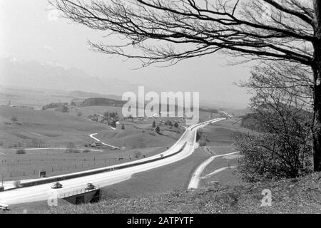 Autobahn A8 im Abschnitt zwischen Traunstein und Ruhpolding, 1957. Deutsche Autobahn A8 im Abschnitt zwischen Traunstein und Ruhpolding, 1957. Stockfoto