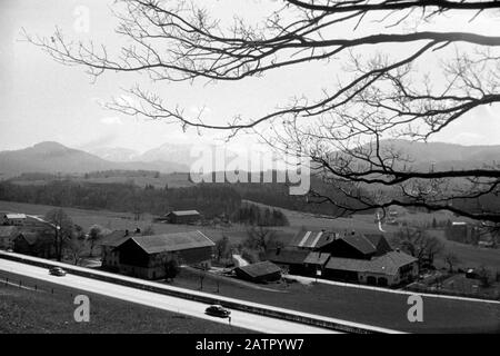 Autobahn A8 im Abschnitt zwischen Traunstein und Ruhpolding, 1957. Deutsche Autobahn A8 im Abschnitt zwischen Traunstein und Ruhpolding, 1957. Stockfoto