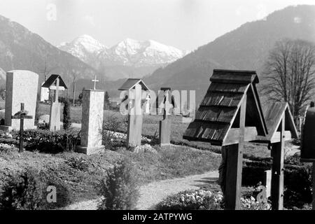Bergfriedhof Ruhpolding mit Blick auf das Sonntagshorn, höchster Berg der Chiemgauer Alpen, 1957. Bergmetrie Ruhpolding mit Blick auf das Sonntagshorn, den höchsten Berg der Chiemgauer Alpen, 1957. Stockfoto
