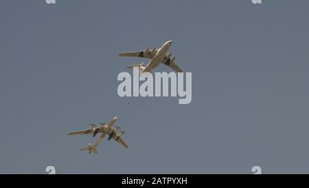 Moskau - 7. MAI: Die Bomber Tupolev TU-160 und TU-95 betanken in der Luft fliegen in Himmel auf Trainingsparade zu Ehren Des Großen Wahlsiegs des Vaterländischen Krieges am 7. Mai, Stockfoto