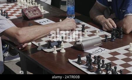 Schachspieler spielen in einem Turnier eine Schachpartie. Stockfoto