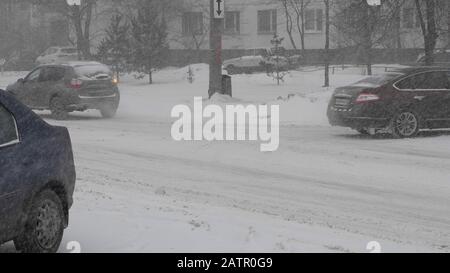 Moskau - 10. Januar: Verkehr auf der Straße bei einem Schneefall am 10. Januar 2018 in Moskau, Russland. Stockfoto