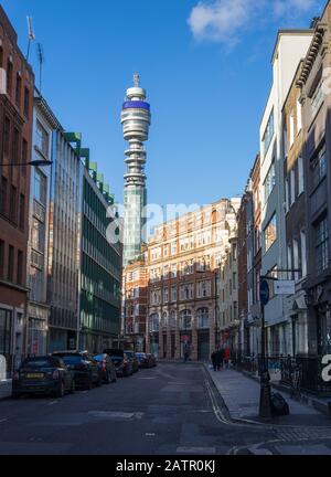 Der BT Tower, früher der Postturm, von den umliegenden Straßen aus gesehen. London Stockfoto