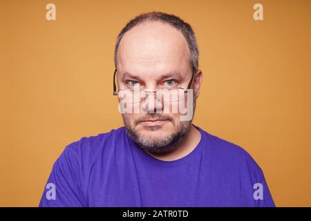 Reifer Mann mit Lesebrille Brillen - Presbyopie oder Weitsichtigkeit im Rahmen des Alterungsprozesses Stockfoto
