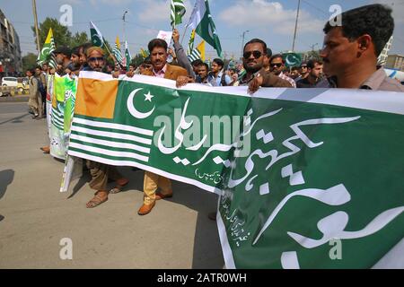 Lehrer und Studenten der Federal Urdu University of Arts, Science and Technology veranstalten Rally gegen indische Streitkräfte und Aggressionen der Regierung und bekunden ihre Solidarität gegenüber den kaschmirischen Menschen im Zusammenhang mit dem "Kashmir Solidarity Day" an der University Road in Karatschi am Dienstag, 04. Februar 2020. Stockfoto