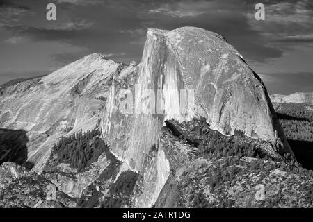 Schwarz-Weiß-Bild von Half Dome, berühmter Kuppel aus Granit im Yosemite Valley, Kalifornien, USA. Stockfoto