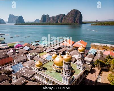 Schöne Landschaft Moschee Meer und Himmel im Sommer auf der Insel Punyi, Ko Panyi oder Koh Panyee, moslemische Fischer Dorf Sehenswürdigkeiten Reisen mit dem Boot Stockfoto