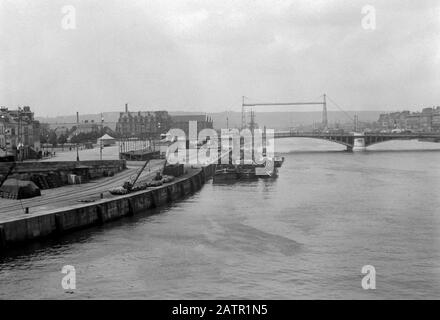 AJAXNETPHOTO.1905 (CA.).ROUEN, FRANKREICH. - BLICK AUF DIE KAIS UND DOCKS DER STADT MIT BLICK NACH NORDWESTEN ENTLANG DER SEINE UND DER BRÜCKE ROUEN, DIE DIE SEINE WEIT ENTFERNT ÜBERQUERT. QUAI JEAN MOULIN UND CAVELIER DE LA SALLE. FOTO:AJAX VINTAGE PICTURE LIBRARY REF:ROUEN 1905 4 12 Stockfoto