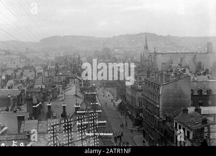 AJAXNETPHOTO.1905 (CA.).ROUEN, FRANKREICH. - BLICK NACH NORDEN ÜBER DIE DÄCHER DER STADT BFORE WELTKRIEG 1 UND DIE ALLIIERTEN BOMBENANGRIFFE VOM MAI 1944. FOTO:AJAX VINTAGE PICTURE LIBRARY REF:ROUEN 1905 56 Stockfoto