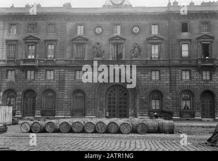 AJAXNETPHOTO.1905 (CA.). ROUEN, FRANKREICH. - ALTES ZOLLHAUS - HOTEL DS DOUANES AM QUAI DU HAVRE VON ISABELLE ERBAUT ZWISCHEN 1826 UND 1838 MIT NEUN ARKADEN, SKULPTUREN VON DAVID MIT MAJESTÄTISCHEM PORTAL IN DER RUE HERBIERE. BEI ALLIIERTEN BOMBENANGRIFFEN ZERSTÖRT, MÖGLICHERWEISE 1944 MIT DEM VERLUST VON 140 SEELEN, DIE SICH IN DEN BAUKELLERN VERSTECKT HATTEN. FOTO:AJAX VINTAGE PICTURE LIBRARY REF:ROUEN 1905 62 Stockfoto