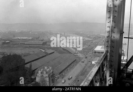 AJAXNETPHOTO.1905 (CA.).ROUEN, FRANKREICH. - BLICK AUF DIE BRÜCKE - BLICK NACH NORDWESTEN ENTLANG DES QUAI JEAN DE BÉTHENCOURT RICHTUNG PRESQU ILE ROLLET VON DER ROUEN TRANSPORTBRÜCKE, DIE DEN FLUSS SEINE ÜBERQUERT. FOTO:AJAX VINTAGE PICTURE LIBRARY REF:ROUEN 1905 56 Stockfoto