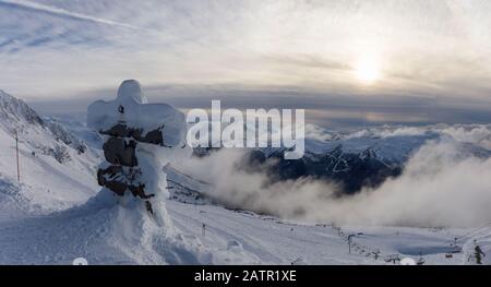 Whistler, British Columbia, Kanada. Schöner Panoramablick auf die Statue auf dem Blackcomb Mountain mit der kanadischen Landschaft mit Schnee im Hintergrund Stockfoto