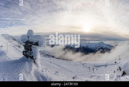 Whistler, British Columbia, Kanada. Schöner Panoramablick auf die Statue auf dem Blackcomb Mountain mit der kanadischen Landschaft mit Schnee im Hintergrund Stockfoto