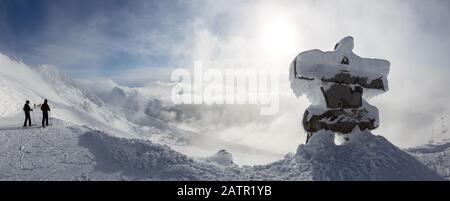 Whistler, British Columbia, Kanada. Schöner Panoramablick auf die Statue auf dem Blackcomb Mountain mit der kanadischen Landschaft mit Schnee im Hintergrund Stockfoto