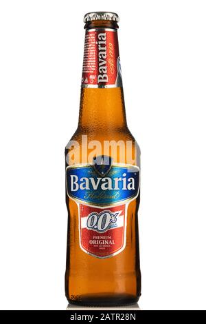 Tarnow, POLEN - 01. FEBRUAR 2020: Flasche kaltes Bayern - Bier ohne Alkoholika. Alcohol-Free-Biere Werden Unter Fahrern Immer Beliebter. Stockfoto