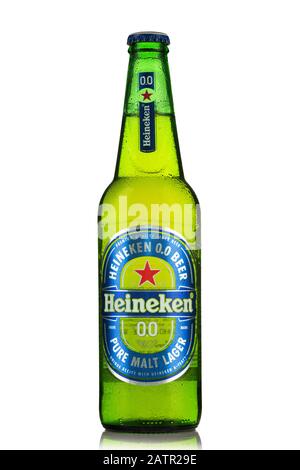 Tarnow, POLEN - 01. FEBRUAR 2020: Flasche Cold Heineken Non-Alkoholic Beer. Alcohol-Free-Biere Werden Unter Fahrern Immer Beliebter. Stockfoto