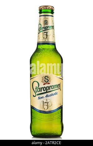 Tarnow, POLEN - 01. FEBRUAR 2020: Flasche kaltes Staropramen, nicht-Alkoholisches Bier. Alcohol-Free-Biere Werden Unter Fahrern Immer Beliebter. Stockfoto