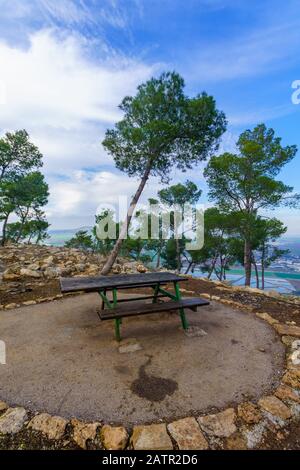 Blick auf einen Picknicktisch und einen Aussichtspunkt auf Mount Shaul, Gilboa Ridge, Nordisraelisch Stockfoto