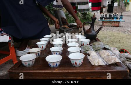 Äthiopischer Kaffee in traditioneller kleiner Kaffeetasse mit Kardamomsamen für Aroma und Geschmack Stockfoto