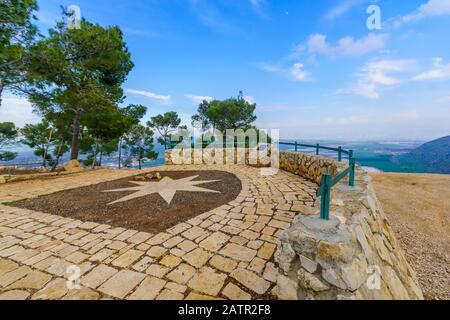 Blick auf einen Aussichtspunkt auf Mount Shaul, Gilboa Ridge und die Landschaft des Jezreel Valley, Nordisraelisch Stockfoto