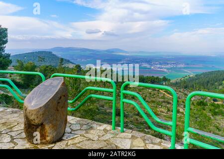 Blick auf den Hido-Aussichtspunkt auf dem Gilboa-Grat und Die Landschaft des Jezreel Valley, Nordisraelisch. Texte sind Namen und Abstände zum beobachteten p Stockfoto