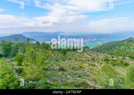 Blick auf Landschaft und Landschaft im östlichen Teil des Jezeler Tals vom Gilboa-Kamm, Nordisraelisch Stockfoto