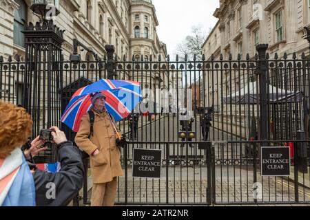 Ein Mann posiert mit einem union-jack-Regenschirm vor der Downing Street, an dem Tag, an dem Großbritannien die EU verlässt. Januar 2020. London, Großbritannien Stockfoto