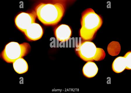Gelb und orange abstrakter Boden mit verschwommenem Unschärfe-Bokeh-Licht für Vorlage. Isoliert Stockfoto