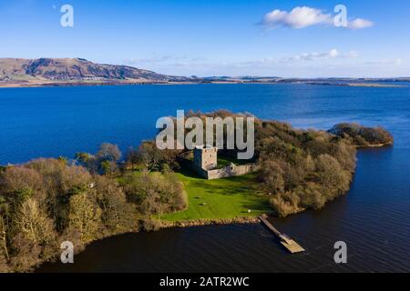 Luftaufnahme von Lochleven Castle am Loch Leven in Fife, Schottland, Großbritannien Stockfoto