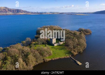 Luftaufnahme von Lochleven Castle am Loch Leven in Fife, Schottland, Großbritannien Stockfoto