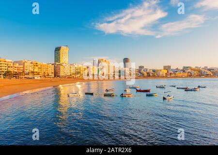 Stadtstrand von Las Palmas, Hauptstadt von Gran Canaria, Kanarische Inseln, Spanien, wird bei Sonnenuntergang gefangen genommen. Der Strand heißt Playa de las Canteras. Stockfoto
