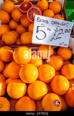 Eine Anzeige der Blutorangen Citrus sinensis in einem Geschäft mit Greengrocers in North Yorkshire, die für £2 im Februar 2020 einen Preis von 5 hat Stockfoto