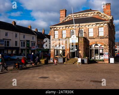 Die Büros des Stadtrats In Der High Street Northallerton North Yorkshire sind an einem sonnigen Wintertag mit Blumen dekoriert Stockfoto