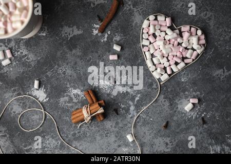 Ein herzförmiges weißes Garn voller Marshmallows für den Valentinstag, den 14. Februar Stockfoto