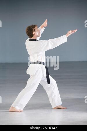 Junger Mann üben karate Stockfoto