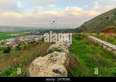 Sonnenuntergang Blick auf Landschaft und Landschaft im östlichen Teil des Jezreel Tals mit Kibbutz Hefziba, Nordisraelisch Stockfoto